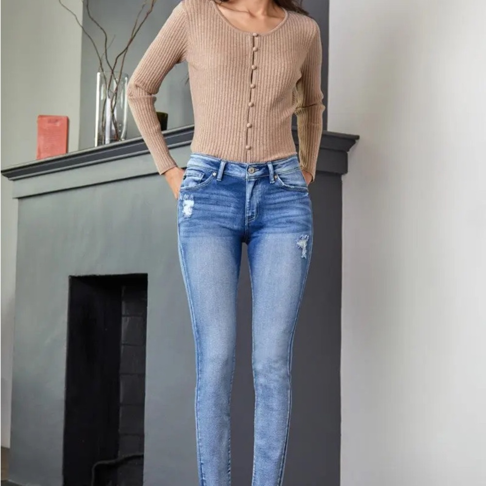 15/31 KanCan Medium wash Slight Distress Skinny Jeans